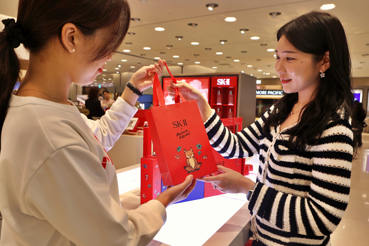 ▲1일 고객이 롯데백화점 본점 지하1층 에스케이투 매장에서 홀리데이 한정판 상품을 살펴보고 있다. (사진제공=롯데쇼핑)