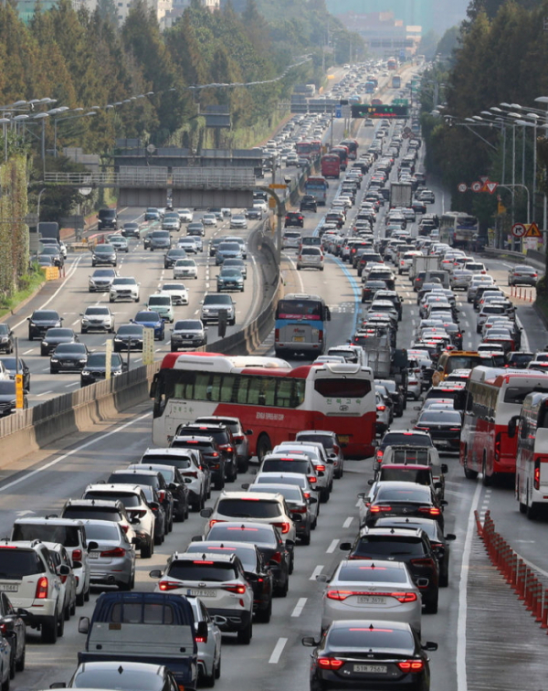 ▲추석 연휴 사흘째인 지난달 30일 서울 잠원IC에서 바라본 경부고속도로 양방향이 정체를 빚고 있다.  (뉴시스)