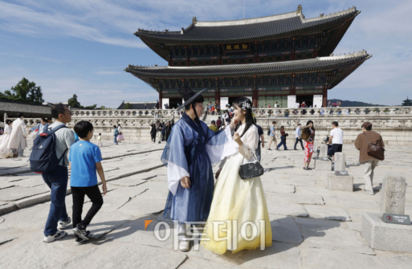 ▲개천절과 추석 연휴 마지막 날인 3일 오후 서울 종로구 경복궁을 찾은 관광객들이 즐거운 시간을 보내고 있다. 문화재청은 추석 연휴인 9월 28일부터 이날까지 경복궁·창덕궁·덕수궁·창경궁 등 서울의 4대 궁과 종묘, 조선왕릉을 무료로 개방한다. 조현호 기자 hyunho@