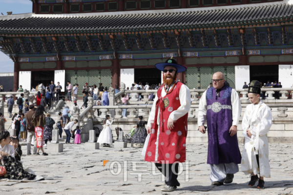 ▲개천절과 추석 연휴 마지막 날인 3일 오후 서울 종로구 경복궁을 찾은 외국인 관광객들이 즐거운 시간을 보내고 있다. 문화재청은 추석 연휴인 9월 28일부터 이날까지 경복궁·창덕궁·덕수궁·창경궁 등 서울의 4대 궁과 종묘, 조선왕릉을 무료로 개방한다. 조현호 기자 hyunho@