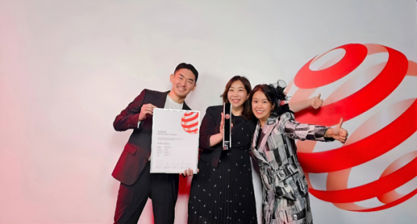 ▲삼성SDS 김지현 CX팀장(상무, 가운데) 등 관계자들이 레드닷 디자인 어워드에서 최고 디자인상을 수상했다.  (사진제공=삼성SDS)