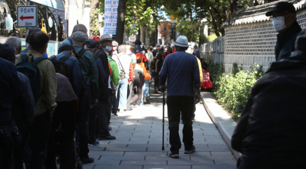 ▲노인의 날인 2일 서울 종로구 탑골공원 원각사주변에 어르신들이 무료급식을 기다리는 줄을 서고 있다. (뉴시스)