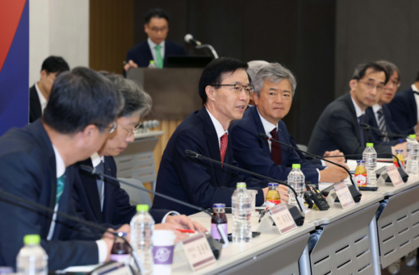 ▲방문규 산업통상자원부 장관이 5일 서울 강남구 한국무역협회에서 열린 제1차 민관합동 수출확대 대책회의에서 모두발언을 하고 있다. 신태현 기자 holjjak@