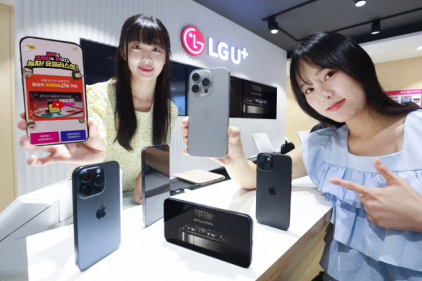 ▲LG유플러스 모델이 아이폰 15 라인업 스마트폰을 소개하는 모습. 사진제공=LG유플러스 