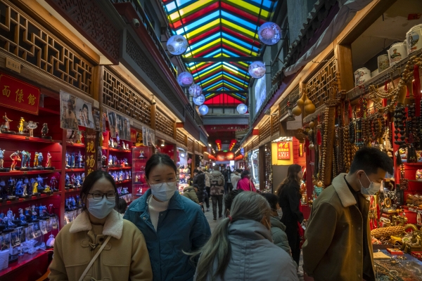 ▲중국 베이징 한 쇼핑가에 기념품을 파는 가게들이 줄지어 있다. 베이징/AP뉴시스
