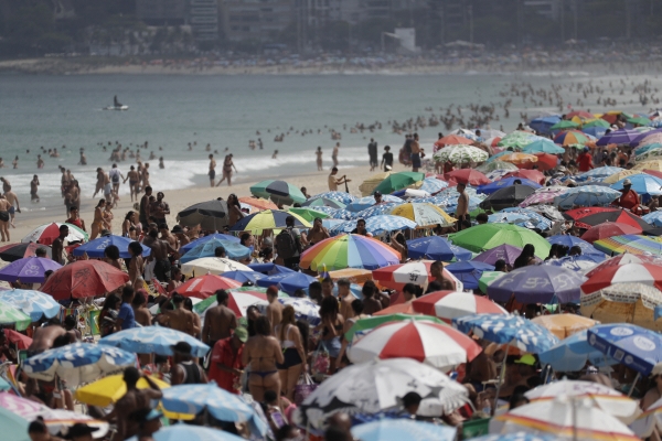 ▲2023년 8월 24일 브라질 리우데자네이루 이파네마 해변에서 피서객들이 더위를 쫓고 있다. 리우데자네이루(브라질)/AP뉴시스
