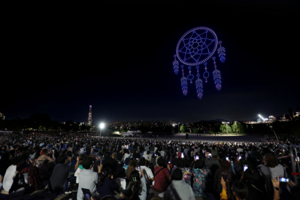 ▲9월 22일 한강 불빛 공연(드론 라이트 쇼) 행사가 진행되고 있다. 사진제공-서울시