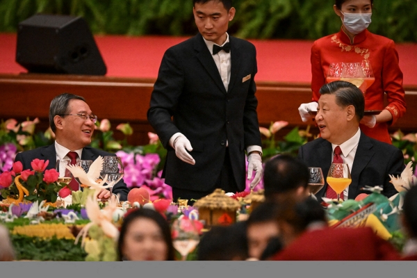 ▲리창(왼쪽) 중국 총리와 시진핑 국가주석이 지난달 28일 국경절을 앞두고 열린 리셉션에서 대화하고 있다. 베이징/AFP연합뉴스
