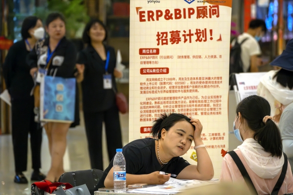 ▲6월 9일 중국 베이징 한 쇼핑센터에서 열린 취업 박람회 부스에서 채용 담당자와 지원자가 이야기를 나누고 있다. 베이징/AP연합뉴스
