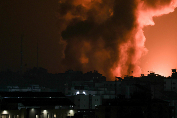 ▲8일(현지시간) 이스라엘의 보복 폭격으로 연기가 치솟는 팔레스타인 가자지구 (연합뉴스)