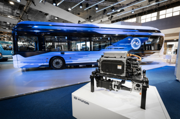 ▲수소전기 시내버스 'E-WAY H2'와 버스에 탑재된 현대차의 수소연료전지시스템 (연합뉴스)