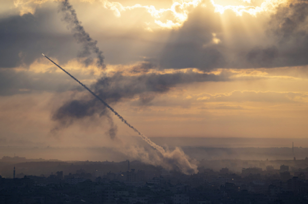 ▲7일(현지시간) 팔레스타인 가자지구에서 이스라엘을 향해 로켓이 발사되고 있다. (연합뉴스)