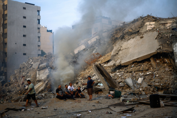 ▲이스라엘군의 공습으로 폭삭 주저앉은 팔레스타인 가자지구의 건물 (연합뉴스)