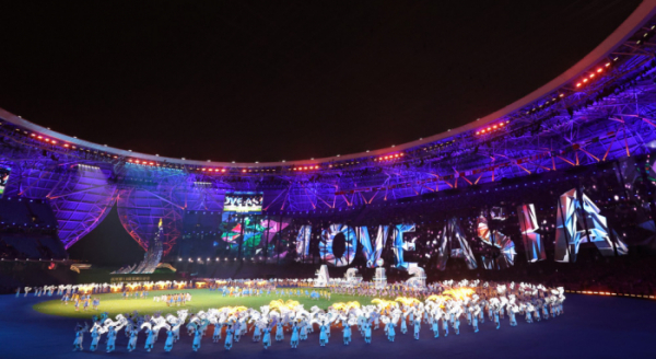 ▲8일 오후 중국 항저우 올림픽 스포츠센터 스타디움에서 열린 2022 항저우 아시안게임 폐회식에서 공연이 펼쳐지고 있다.  (연합뉴스)