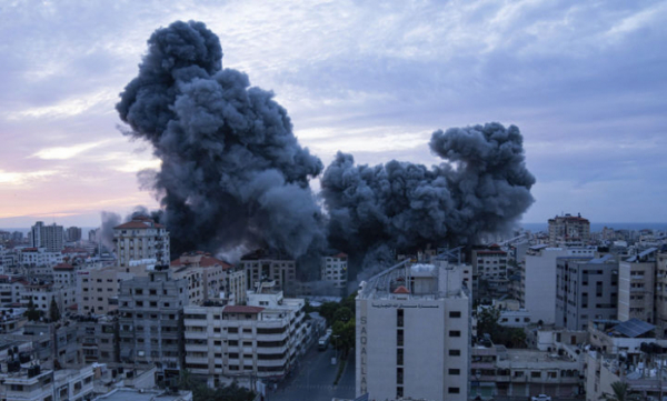 ▲7일(현지시간) 팔레스타인 가자지구에서 이스라엘의 보복 공습으로 연기가 치솟는 모습. (AP뉴시스)