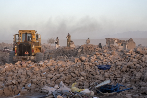 ▲8일(현지시간) 아프가니스탄 북서부 헤라트주에서 지진이 발생한 후 사람들이 건물 잔해에서 희생자들을 찾고 있다. 헤라트(아프가니스탄)/AP연합뉴스
