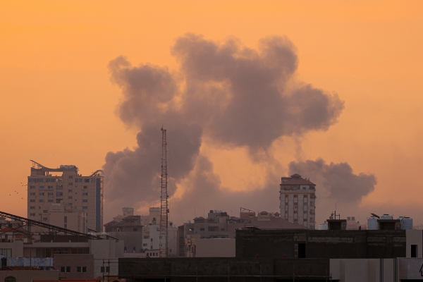 ▲팔레스타인 가자지구에서 9일(현지시간) 연기가 피어오르고 있다. 가자지구/AFP연합뉴스
