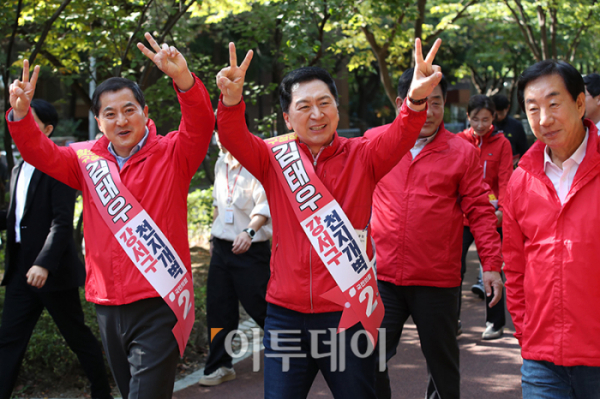 ▲김기현 국민의힘 대표 등 당원들이 9일 서울 강서구 공암나루근린공원에서 김태우 강서구청장 후보자 지원유세를 하고 있다. 고이란 기자 photoeran@