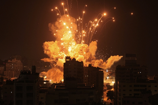 ▲이스라엘군과 팔레스타인 무장정파 하마스의 무력 충돌이 이틀째로 접어든 8일(현지시간) 팔레스타인 가자지구에서 미사일이 폭발하고 있다. 가자지구(팔레스타인)/AFP연합뉴스
