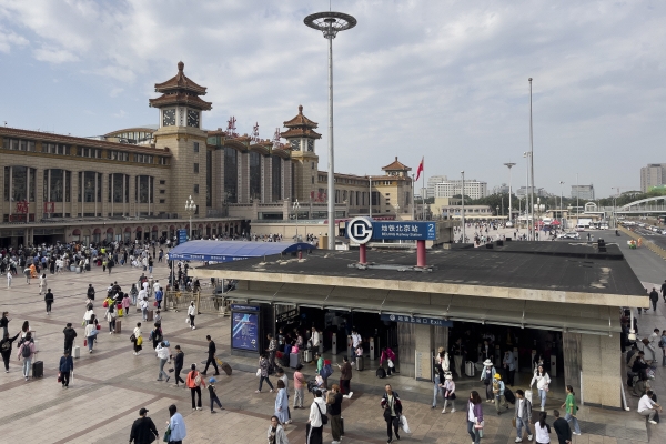 ▲지난달 29일 중국 베이징 기차역에서 여행객들의 모습이 보인다. 베이징/AP연합뉴스
