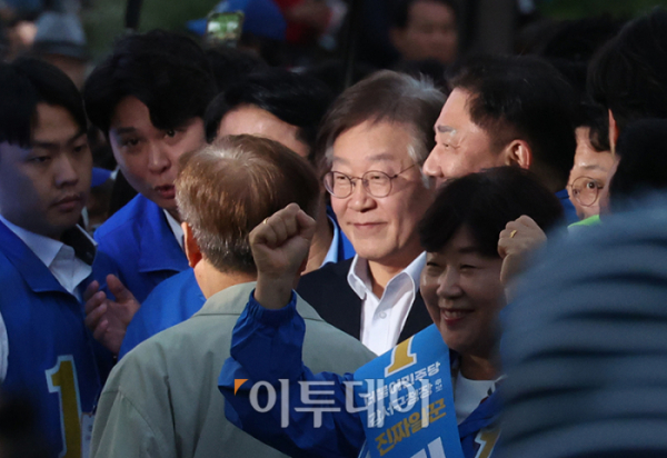 ▲이재명 더불어민주당 대표가 9일 서울 강서구 발산역 인근 공원에서 진교훈 강서구청장 후보자 지원유세를 하고 있다. 고이란 기자 photoeran@