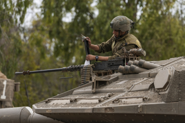▲팔레스타인 가자지구 인근에 배치된 이스라엘군 탱크에서 한 병사가 기관총을 정비하고 있다. (AP 연합뉴스)