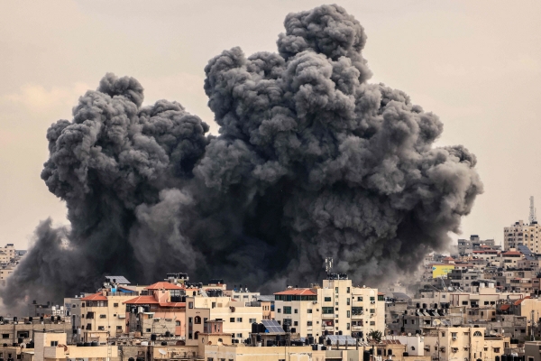 ▲팔레스타인 무장단체 하마스와 이스라엘군 간 무력충돌 발생 사흘째인 9일(현지시간) 가자지구에서 검은 연기가 치솟고 있다. 가자지구(팔레스타인)/AFP연합뉴스
