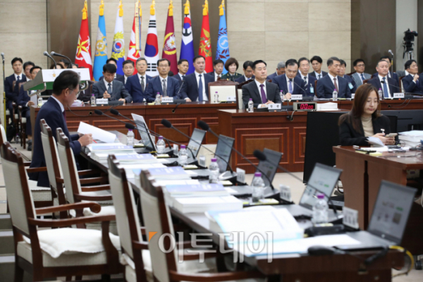 ▲2023 국정감사 첫날인 10일 오전 서울 용산구 국방부 청사에서 열린 국방위원회의 국방부 등에 대한 국정감사에서 더불어민주당 의원석에 ‘부적격 신원식 국방부 장관 임명 철회하라!’ 피켓이 붙자 이에 항의한 국민의힘 의원들이 불참해 국정감사가 시작되지 못하고 있다. 국회사진취재단