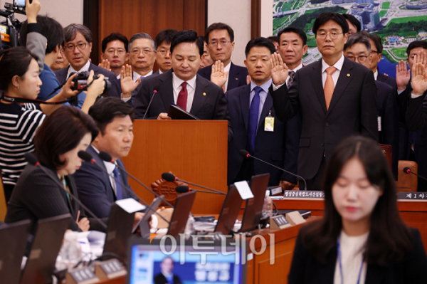 ▲원희룡 국토교통부 장관이 10일 서울 여의도 국회에서 열린 국토교통위원회 국정감사에서 선서를 하고 있다.고이란 기자 photoeran@