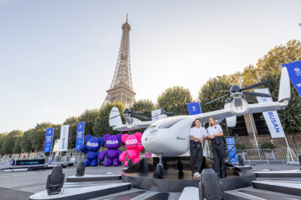 ▲SK텔레콤은 9일(현지시간) 파리 에펠탑 앞 파리 에펠탑 인근 센강 선착장과 선상에서 열린 2030부산세계박람회 공식 유치 지원 행사 ‘플라이 투 부산(Fly to Busan)’에서 도심항공교통(UAM) 체험 공간을 운영한다고 밝혔다. 사진제공=SK텔레콤