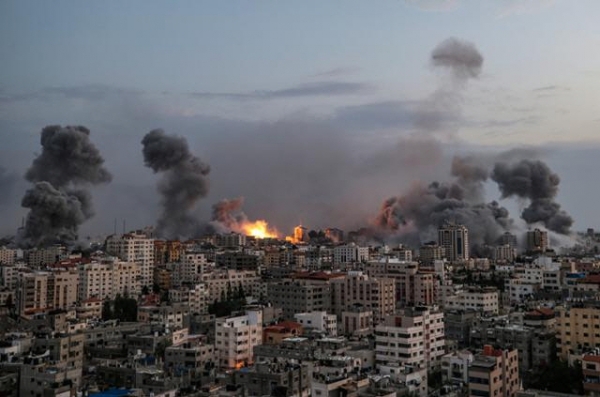 ▲이스라엘의 대대적인 보복 공습이 이어진 9일 팔레스타인 가자지구 가자시티 전역이 화염과 연기에 둘러싸여 있다. (EPA연합뉴스)