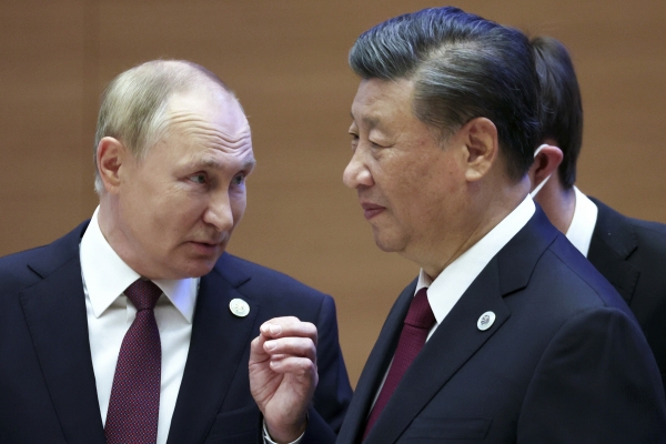 ▲블라디미르 푸틴(왼쪽) 러시아 대통령과 시진핑 중국 국가주석이 지난해 9월 16일 상하이협력기구(SCO) 정상회의에서 대화하고 있다. 사마르칸트(우즈베키스탄)/AP뉴시스
