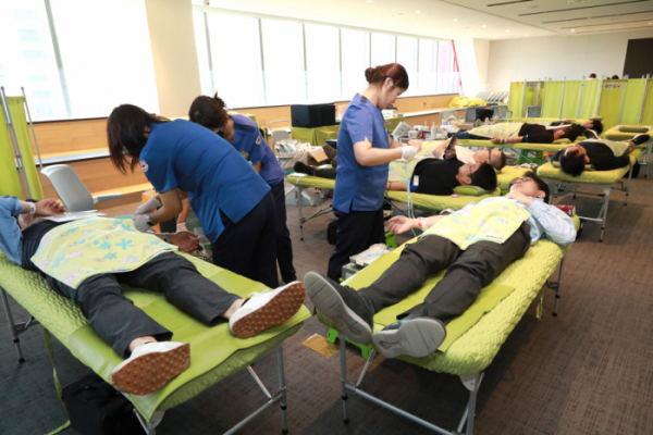 ▲NH투자증권은 10일 서울 여의도 파크원 NH금융타워에서 임직원 88명이 참여한 가운데 ‘사랑의 나눔 헌혈 행사’를 진행했다. (사진=NH투자증권)