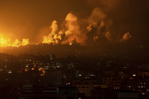 ▲8일(현지시각) 가자지구에 불길과 연기가 치솟고 있다. (가자지구/연합뉴스AP)