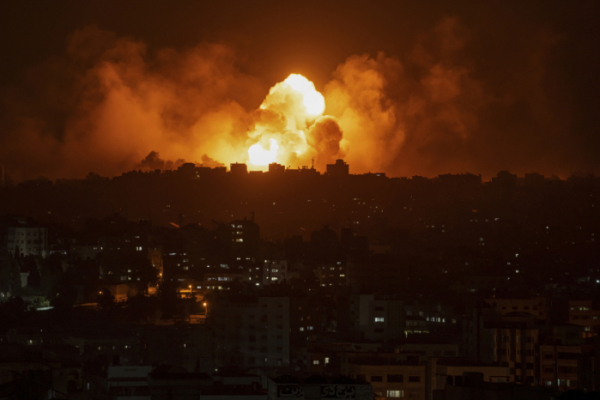 ▲8일(현지시각) 팔레스타인 가자지구에 이스라엘의 공습 이후 화염과 연기가 솟아오르고 있다. (AP/뉴시스)
