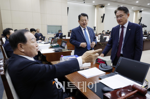 ▲10일 서울 용산구 국방부 청사에서 열린 국회 국방위원회 국정감사에서 국방위 여당 간사인 김병주 더불어민주당 의원과 배진교 정의당 의원이 한기호 국회 국방위원회 위원장에게 국정감사 개회 요청을 하고 있다. 조현호 기자 hyunho@