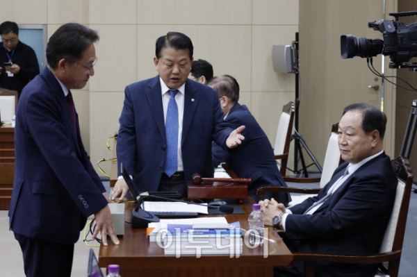 ▲10일 서울 용산구 국방부 청사에서 열린 국회 국방위원회 국정감사에서 국방위 여당 간사인 김병주 더불어민주당 의원과 배진교 정의당 의원이 한기호 국회 국방위원회 위원장에게 국정감사 개회 요청을 하고 있다. 조현호 기자 hyunho@