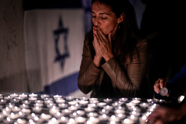 ▲포르투갈 리스본에서 10일(현지시간) 한 시민이 이스라엘 희생자를 추모하고 있다. 리스본/AFP연합뉴스
