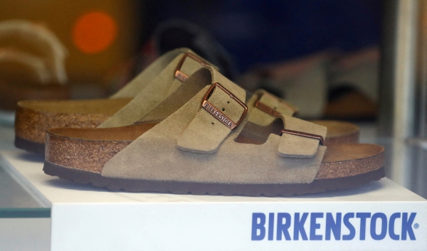 ▲2021년 1월 21일 독일 베를린에 있는 버켄스탁 가게에 신발이 진열돼 있다. 베를린/로이터연합뉴스
