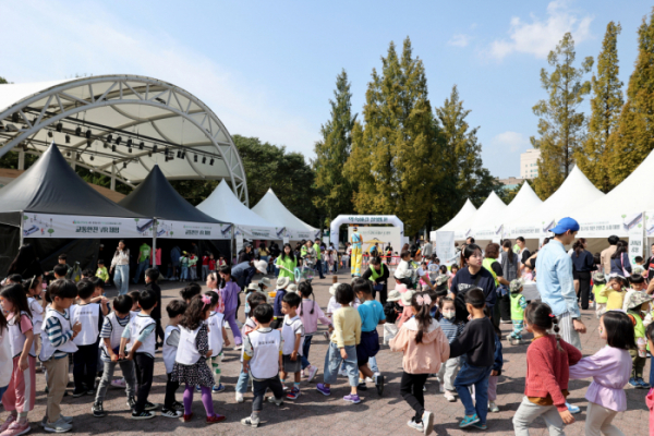 ▲지난 4일 서울시 광진구 어린이대공원 열린무대에서 열린 교통,환경을 위한 '약속된 플레이 페스티벌' 에서 참가자들이 '어린이 교통안전 체험 프로그램'에 참여하고 있다.