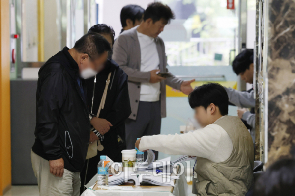 ▲강서구청장 보궐선거 본 투표일인 11일 오전 서울 강서구 양천초등학교에 마련된 가양1동제1투표소에서 유권자가 투표를 하고 있다. 조현호 기자 hyunho@