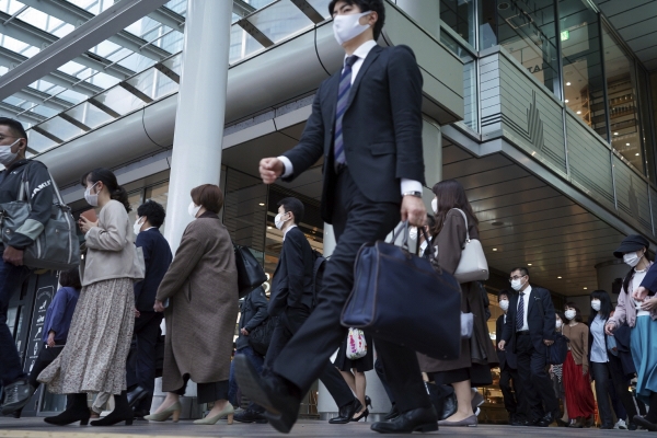 ▲일본 도쿄의 한 지하철역 통로가 출근하는 사람들로 붐비고 있다. 도쿄/AP뉴시스
