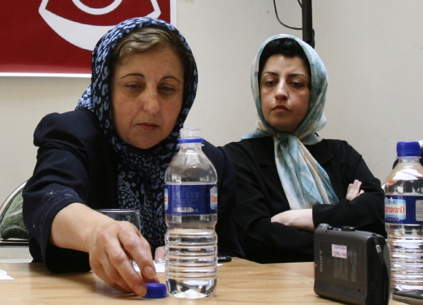 ▲2003년 노벨 평화상 수상자인 시린 에바디(왼쪽)와 올해 수상자 나르게스 모하마디가 2007년 8월 27일 기자회견을 준비하고 있다. 테헤란/AP뉴시스
