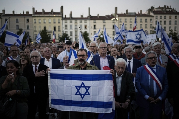 ▲프랑스 리옹에서 10일(현지시간) 시민들이 이스라엘을 지지하는 집회에 참석하고 있다. 리옹(프랑스)/AP뉴시스
