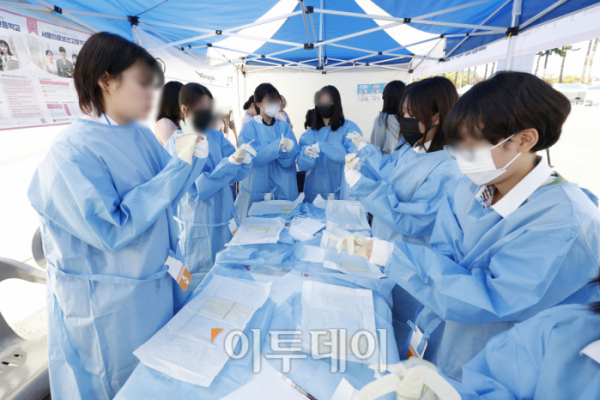 ▲12일 오전 서울 마포구 월드컵공원 평화광장에서 열린 '마포진로박람회'에서 학생들이 간호사 체험을 하고 있다. 조현호 기자 hyunho@
