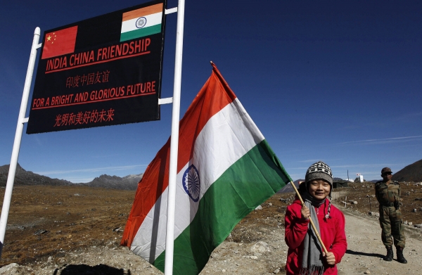 ▲인도 소녀가 2012년 10월 21일 인도-중국 접경 지역에서 자국 국기를 들고 있다. 붐라(인도)/AP뉴시스
