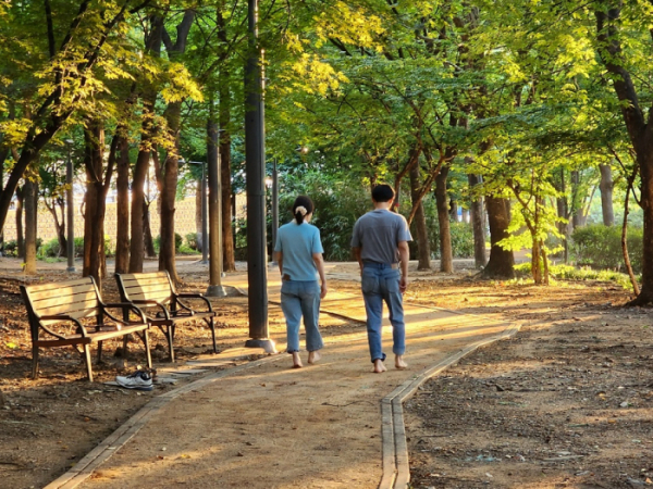 ▲서울 서초구 반포근린공원 맨발길.  (자료제공=서초구)