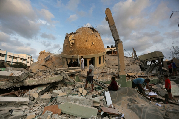 ▲8일 이스라엘의 가자지구 공습으로 파괴된 모스크 앞에 사람들이 서 있다. (AP/뉴시스)
