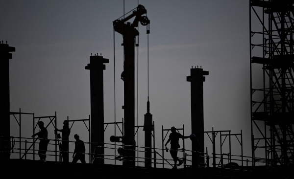 ▲지난달 26일(현지시간) 독일 베를린의 한 건설 현장에서 노동자들의 실루엣이 보인다. 베를린/AFP연합뉴스
