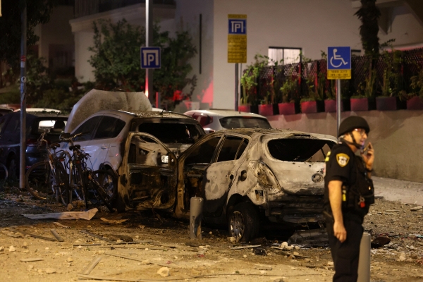 ▲7일(현지시간) 이스라엘 텔아비브에서 이스라엘 보안군 대원이 로켓 공격을 받은 거리 현장을 살펴보고 있다. 텔아비브/AFP연합뉴스
